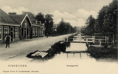 14864 Gezicht in de Herenweg met bebouwing en wetering te Vinkeveen uit het zuiden. N.B. De gemeente Vinkeveen is per 1 ...